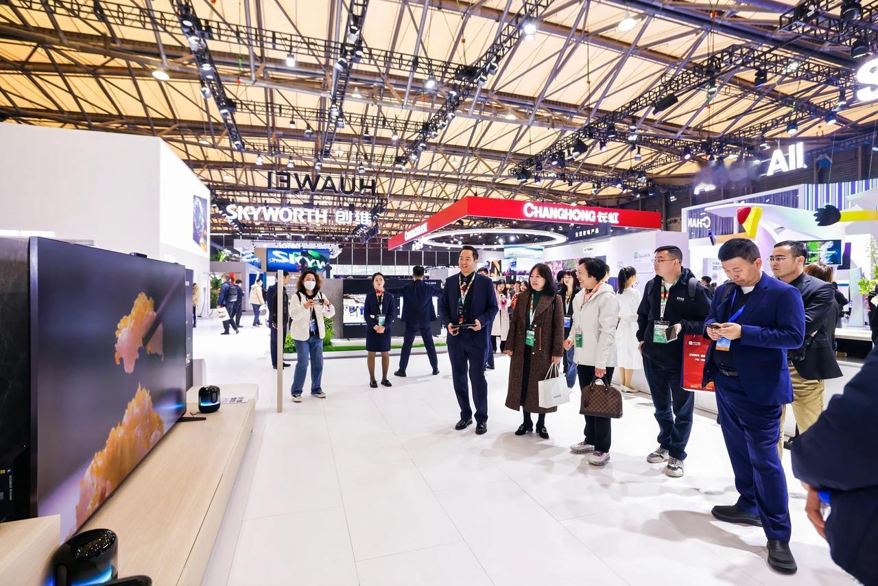 3月14日AWE 2024科技盛会上，华为智慧屏V5系列75英寸新品惊艳首销，其