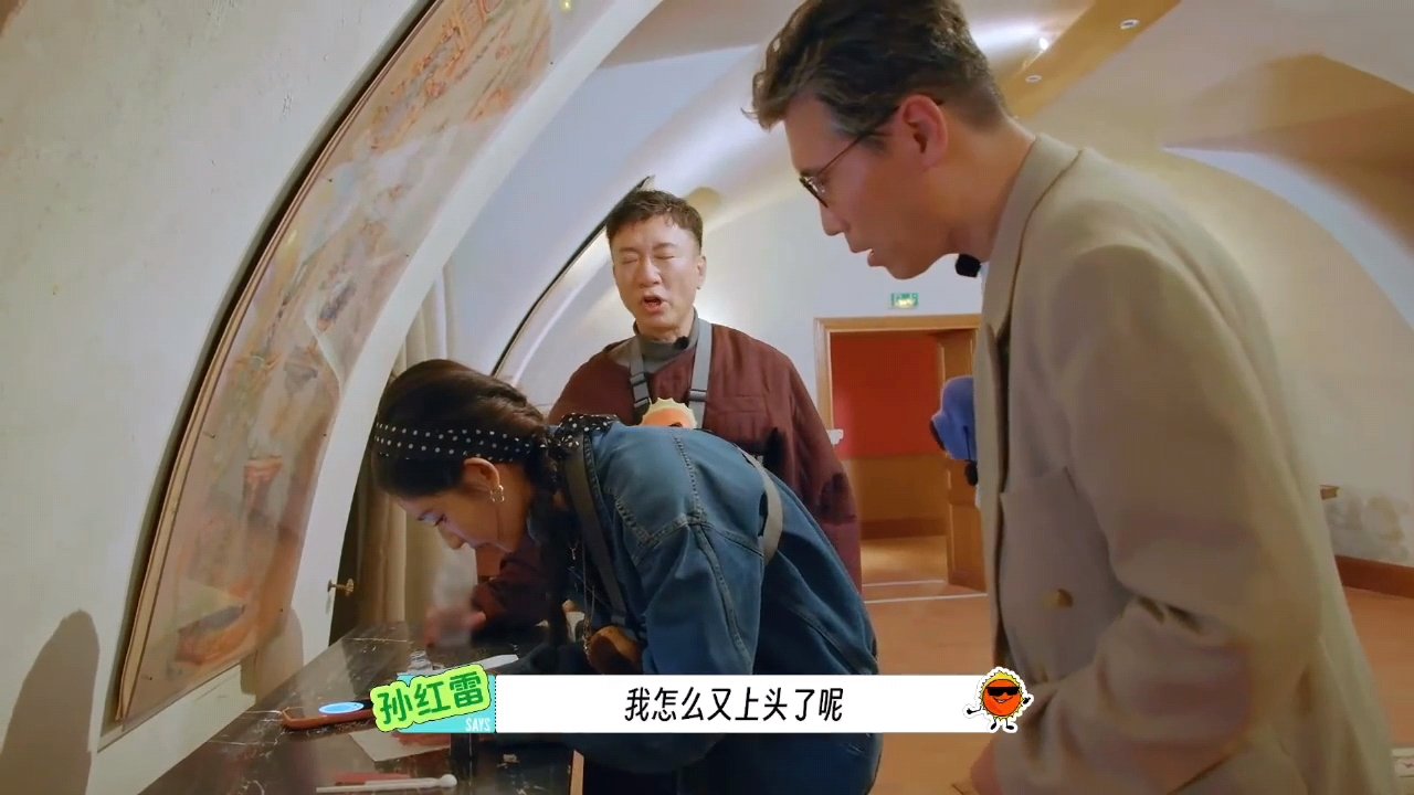 孙红雷五旬老人躲窗帘后面拼豆别拿拼豆为难孙红雷谁能想到孙红雷有这一天啊，躲窗帘后
