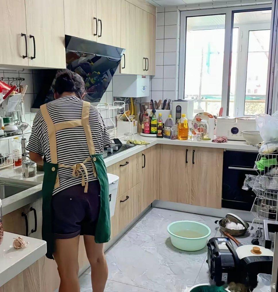 感觉母亲年纪越大，性格越奇怪。就在今天，她突然对我说：“你们以后没事别总回来了。