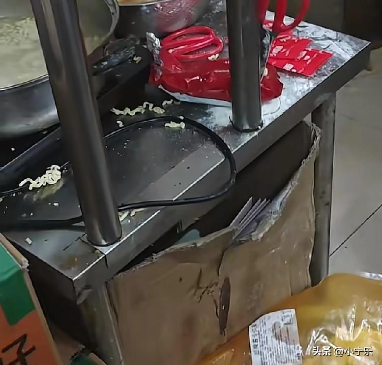 近日，宁夏同心县一名外卖骑手到一餐馆取餐时，意外发现该餐馆后厨卫生特别脏乱，且生