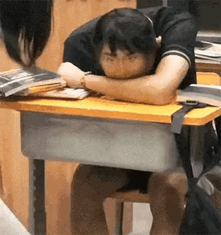 趴下时候以为是周杰伦，起来时候是葛优，人才啊！上课 葛优