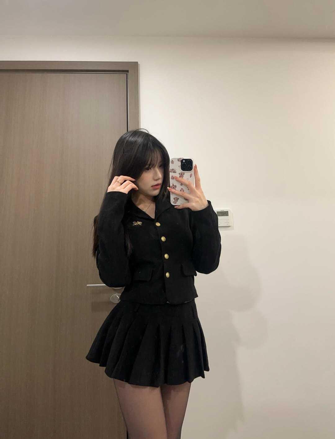 减龄少女感穿搭全黑套装也能穿出满满少女感！短款西装利落收腰，金属纽扣添精致细节，