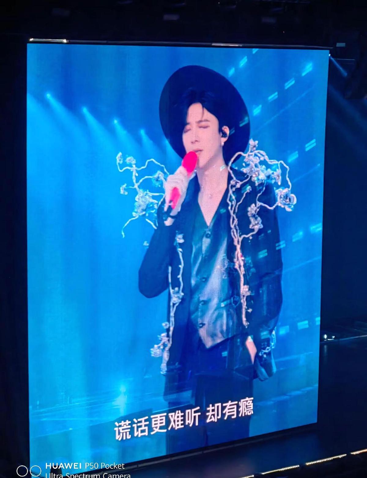 摩饭喊话了：见你一面，我值了。
你唱歌的时候，我连呼吸都轻了。
不靠热搜，不靠流