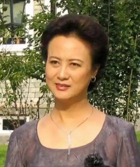 演员柏寒的悲惨人生，照顾精神病母亲，自己带儿子生活，嫁给渣男，自己死后把儿子托付