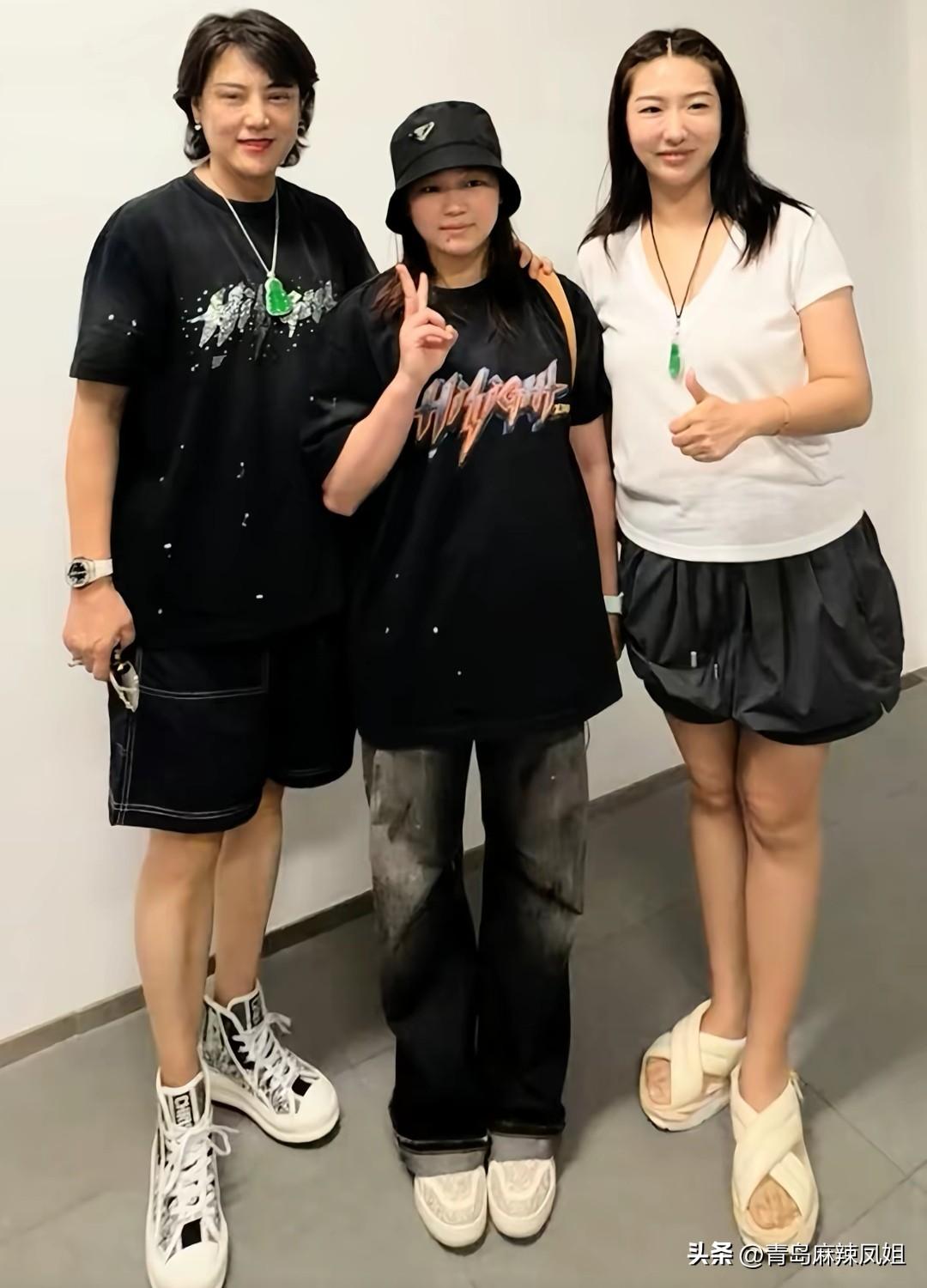 双向奔赴！全红婵看黄子韬演唱会，后台和他妈妈合照留念。
黄子韬的成都演唱会圆满落