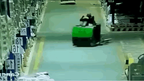 这一睡真的惊天动地！一个瞌睡，直接把老板的半条命都睡没了！
 
仓库里，司机打盹