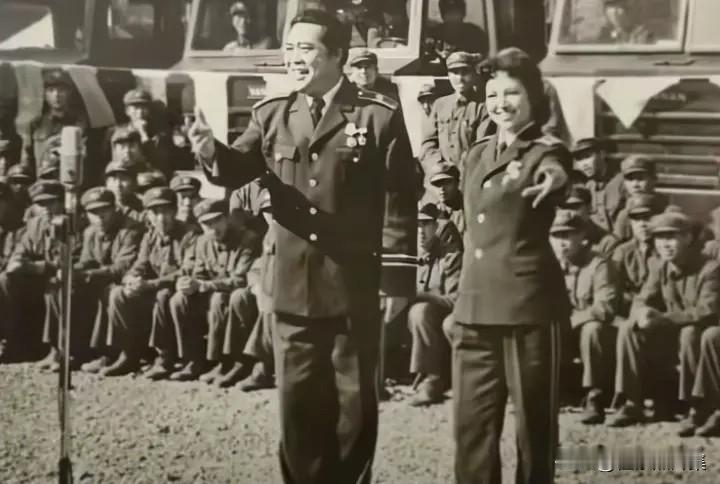 上世纪80年代，著名军旅歌唱家张振富与耿莲凤这对“黄金搭档”在云南老山前线慰问演