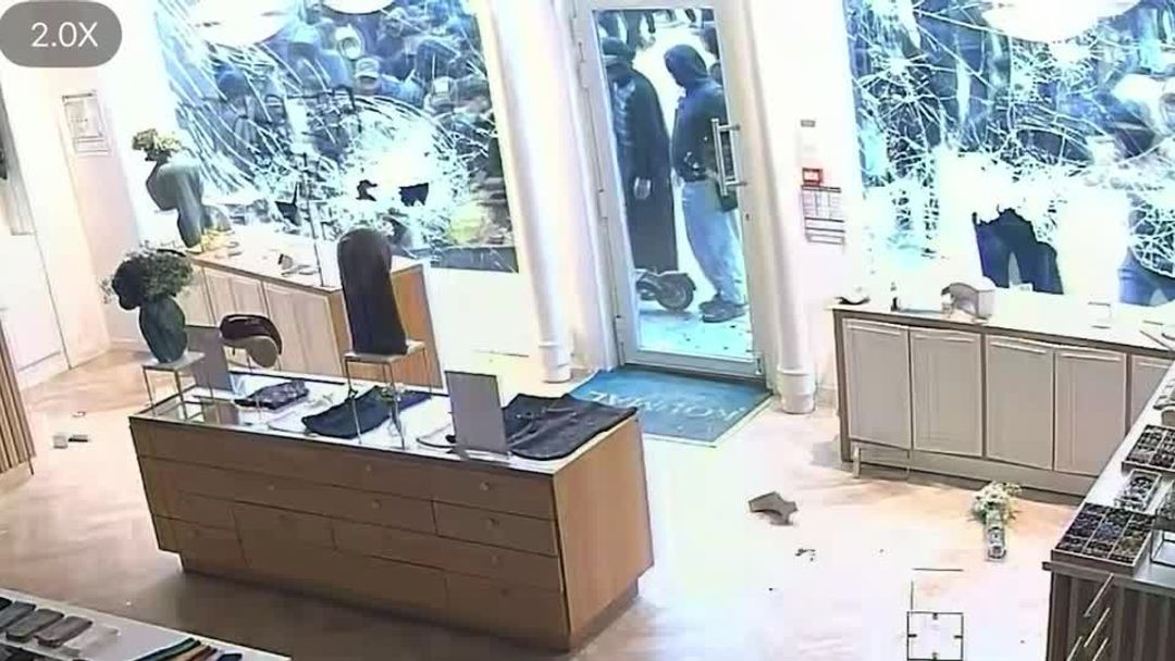 马克龙誓言不容骚乱重演，黄背心再度动员法国总统马克龙承诺防止上周末的骚乱和抢劫重