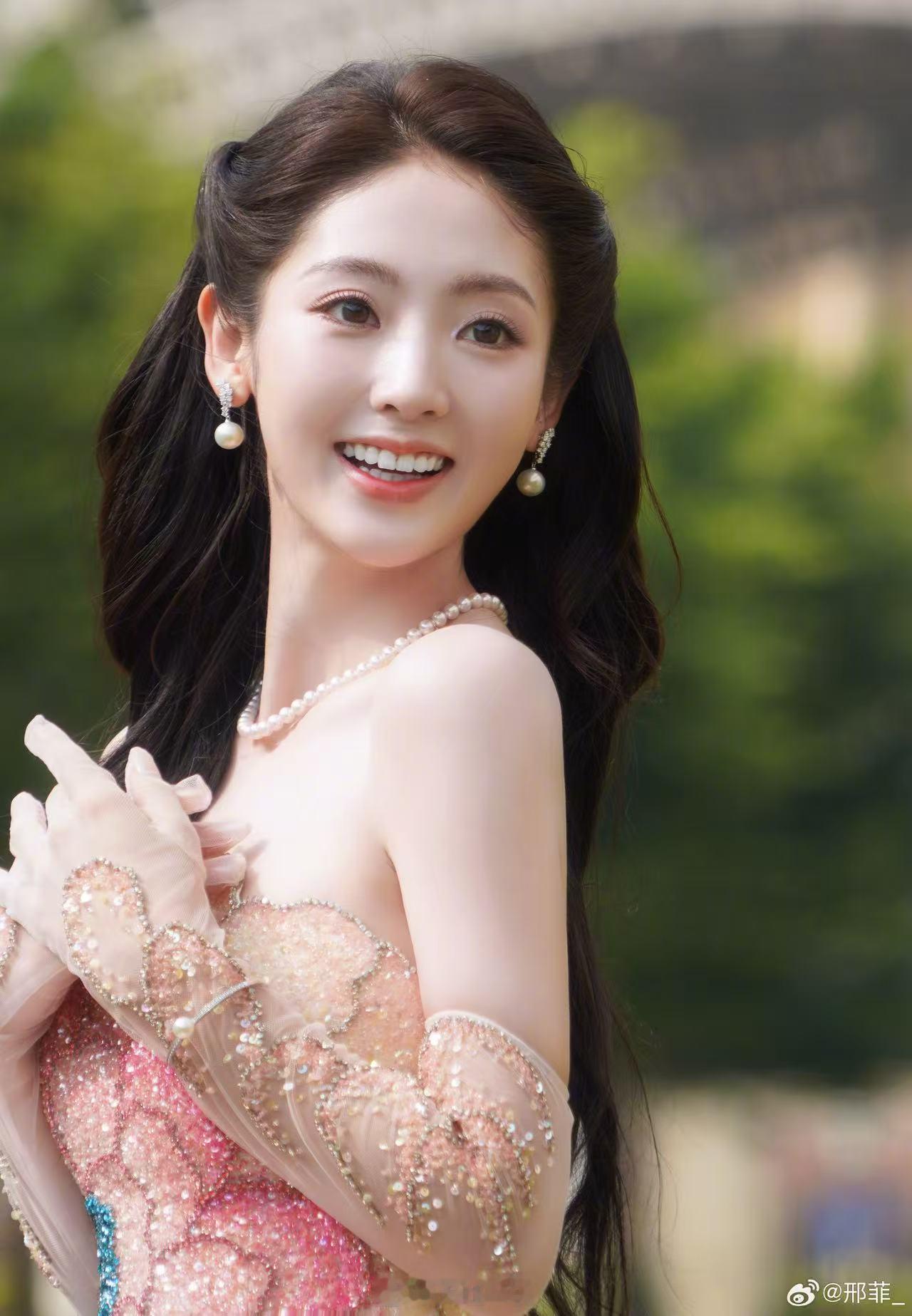 亮片礼服搭配网纱头饰——邢菲。每日明星美图分享