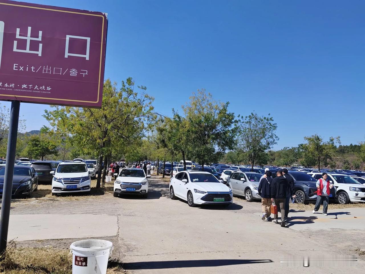 大姨子家老两口，以及她的儿子、儿媳，孙女来看岳母，晚上住在我家，吃过早饭，想去山