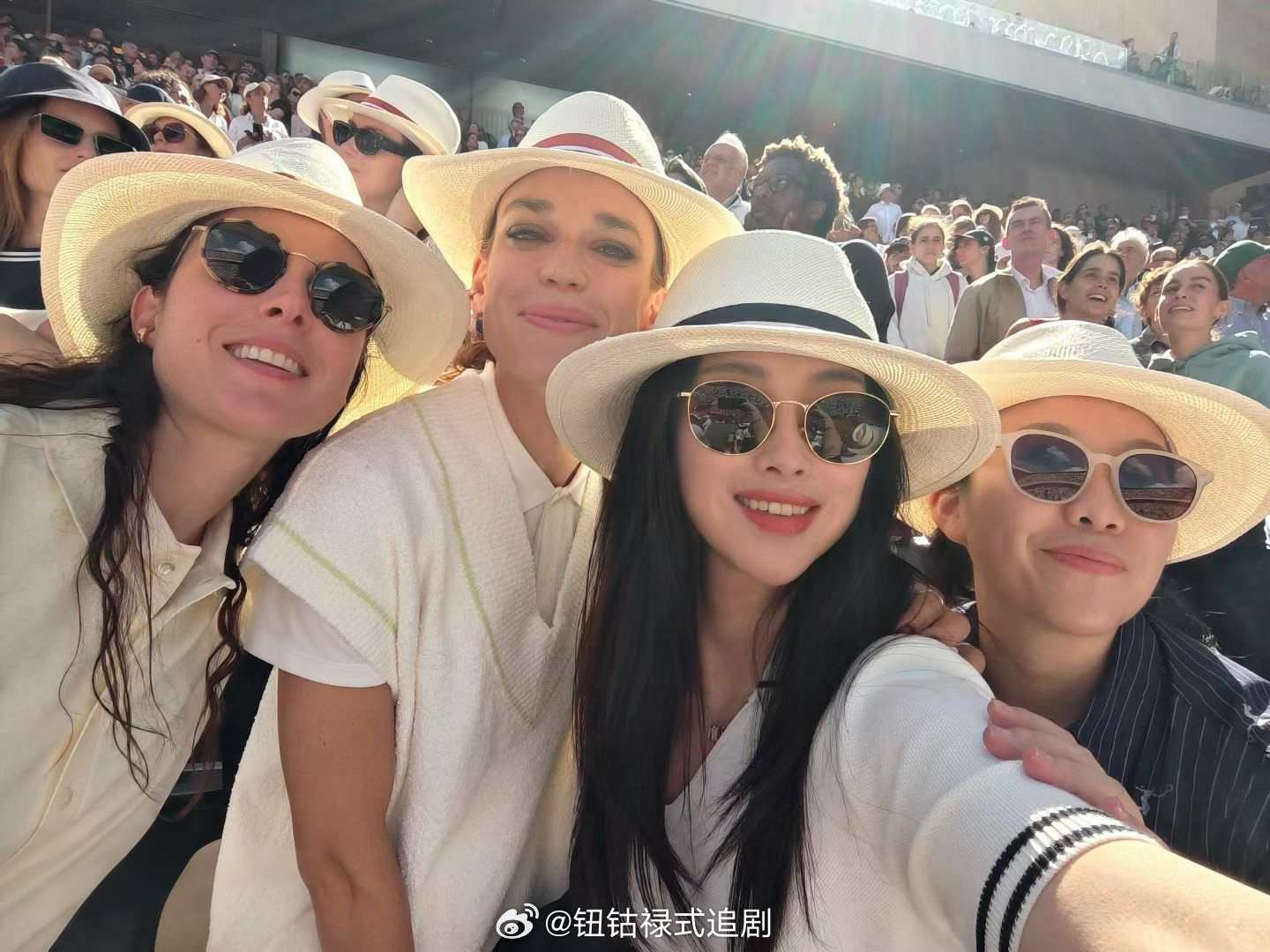 生图直出也完全抗打，朱珠的颜值太能打了！😎 朱珠观看法网决赛朱珠法网现场观赛生