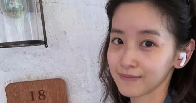 31岁章泽天不丹旅行，晒出素颜怼脸照