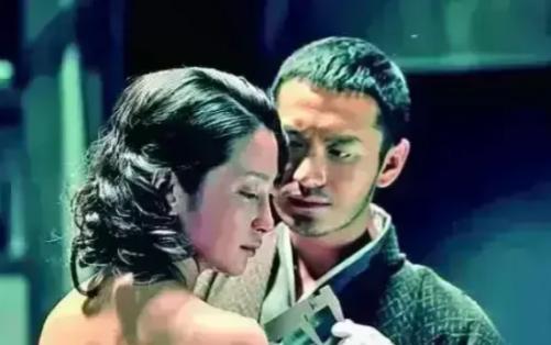 2009年，李冰冰在拍《风声》时有场裸戏，为了壮胆，她一口气喝了八斤哈尔滨啤酒，