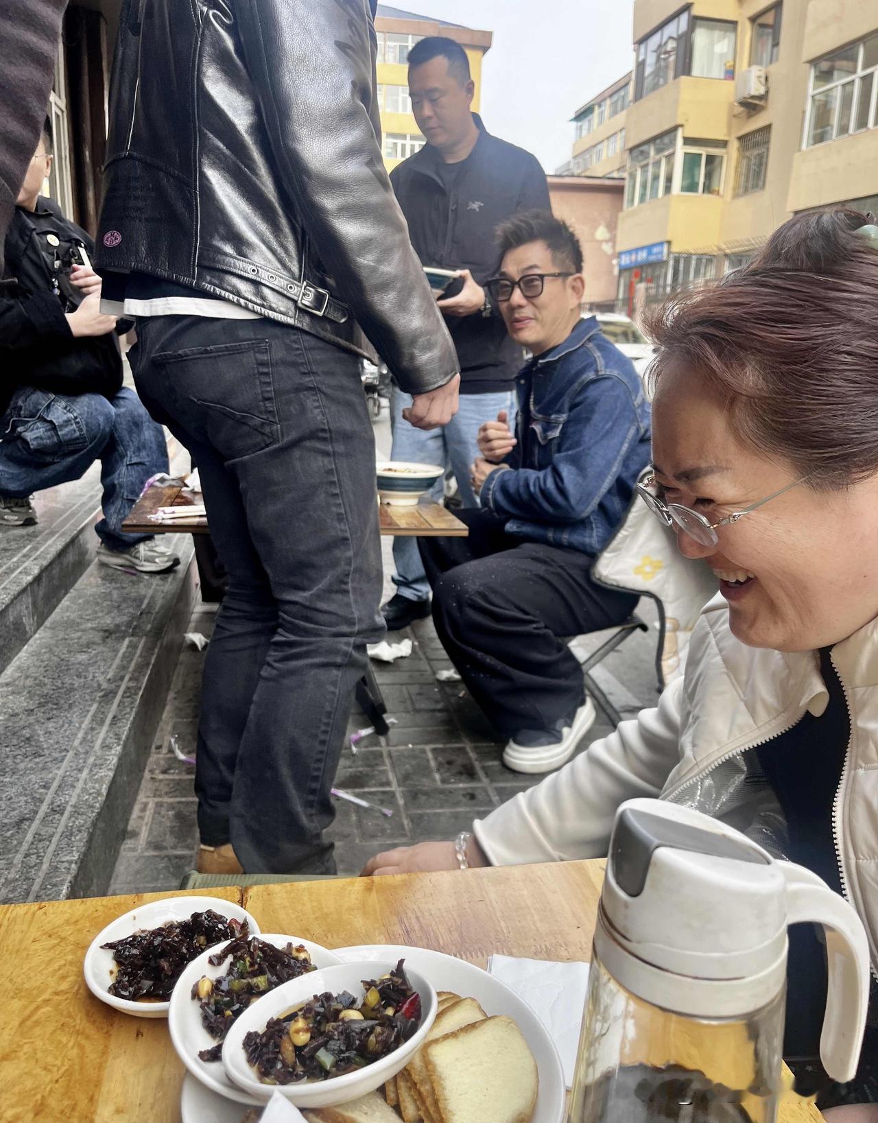 一晃眼，歌手任贤齐都60岁了，真的感觉不出来，他和朋友相约在吃路边小摊，很接地气