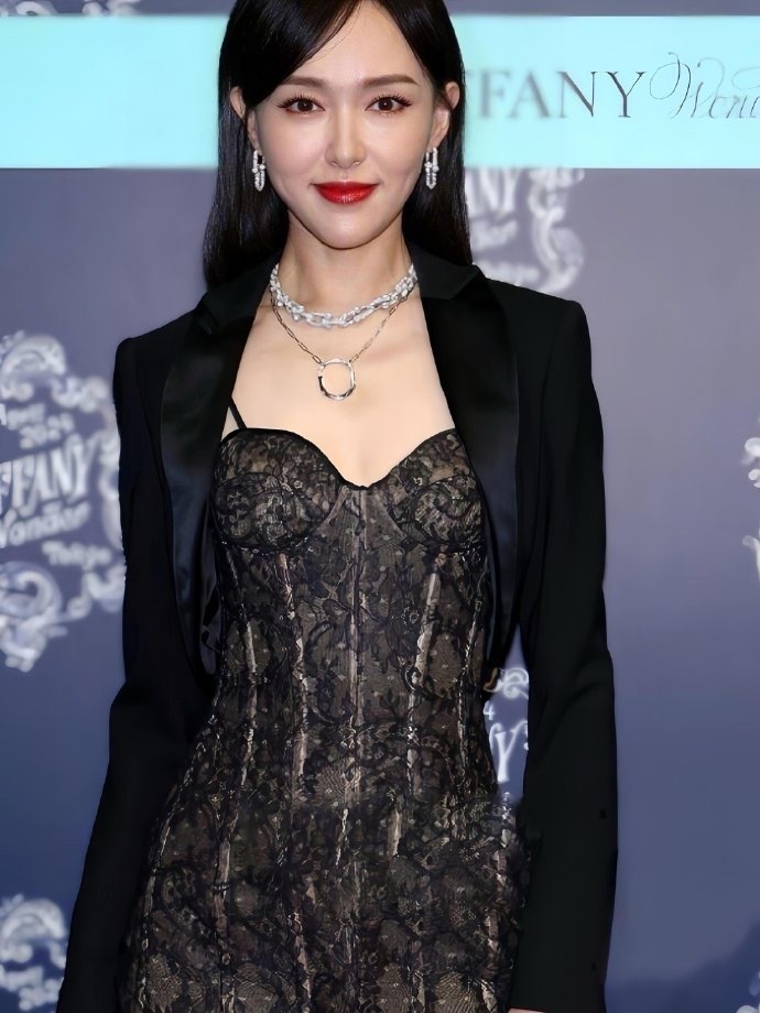 唐嫣黑色蕾丝连体裙，搭配红唇妆造，也太精致了 ​​​