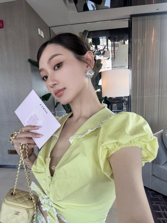 娱乐圈人脉上线🥳一个赞带你们去见赵露思！！