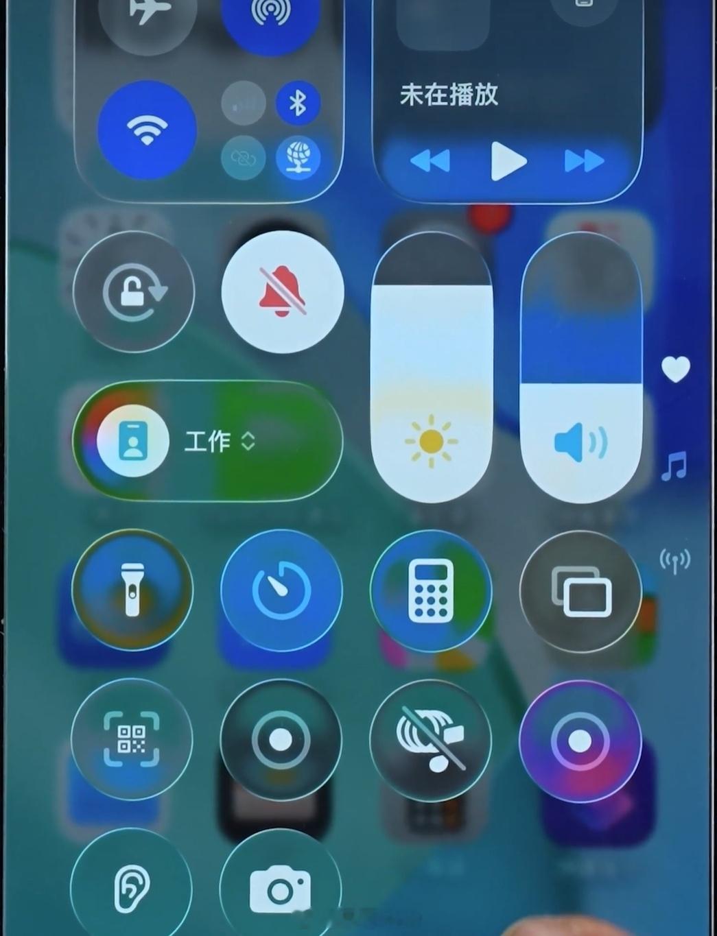 最新的IOS26系统，下拉控制界面，按钮跟APP重叠了。镜面图标虽然通透好看，但