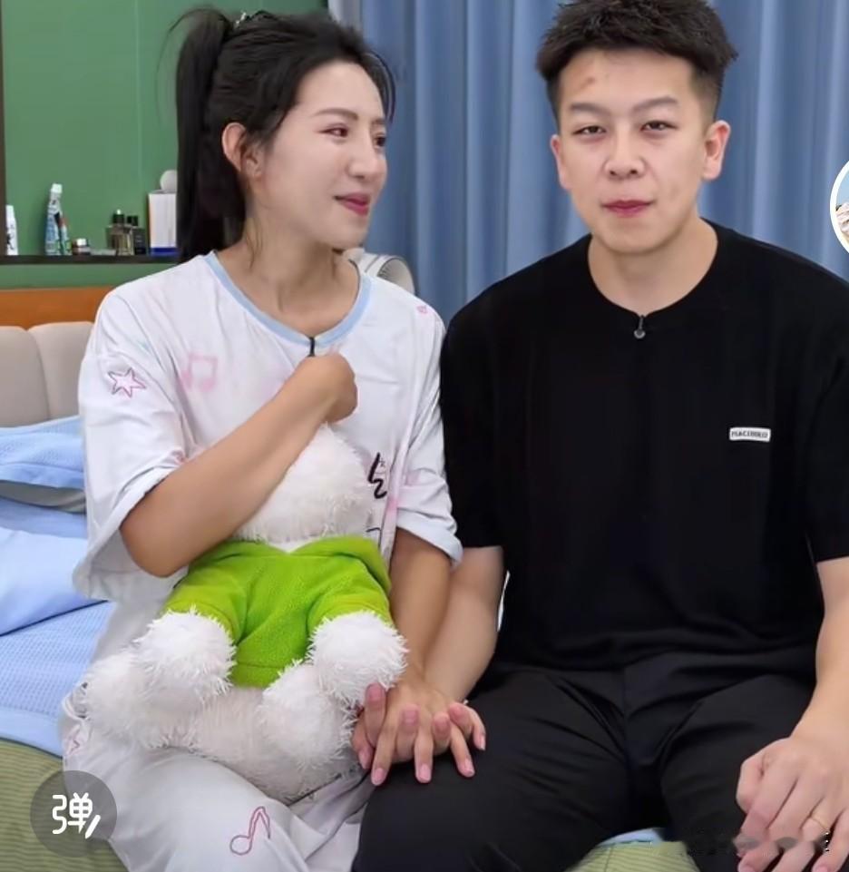 世豪的表情木木的，是生病了吗？
         麦小登宣布三胎喜讯，世豪看不出