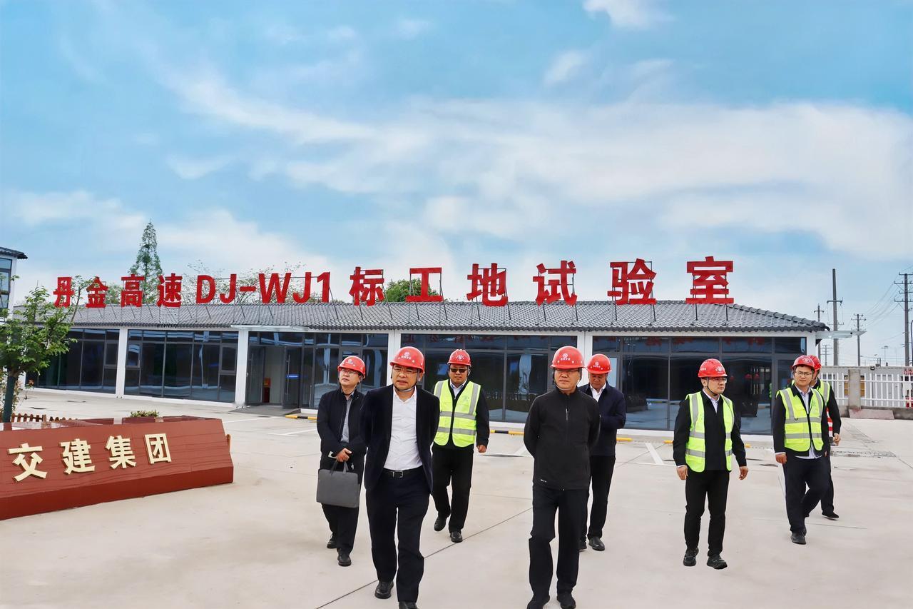 4月15日，徐州交控集团党委书记、董事长秦飞带队深入徐州交总丹金高速、张靖皋长江