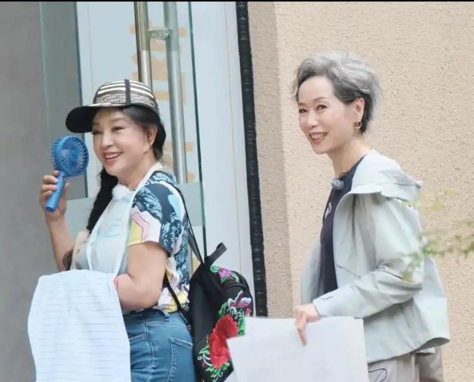 骨头断了，戏照演。75岁刘晓庆，左臂打着钢板，台上甩袖登基，台下六个人暗中扶着。
