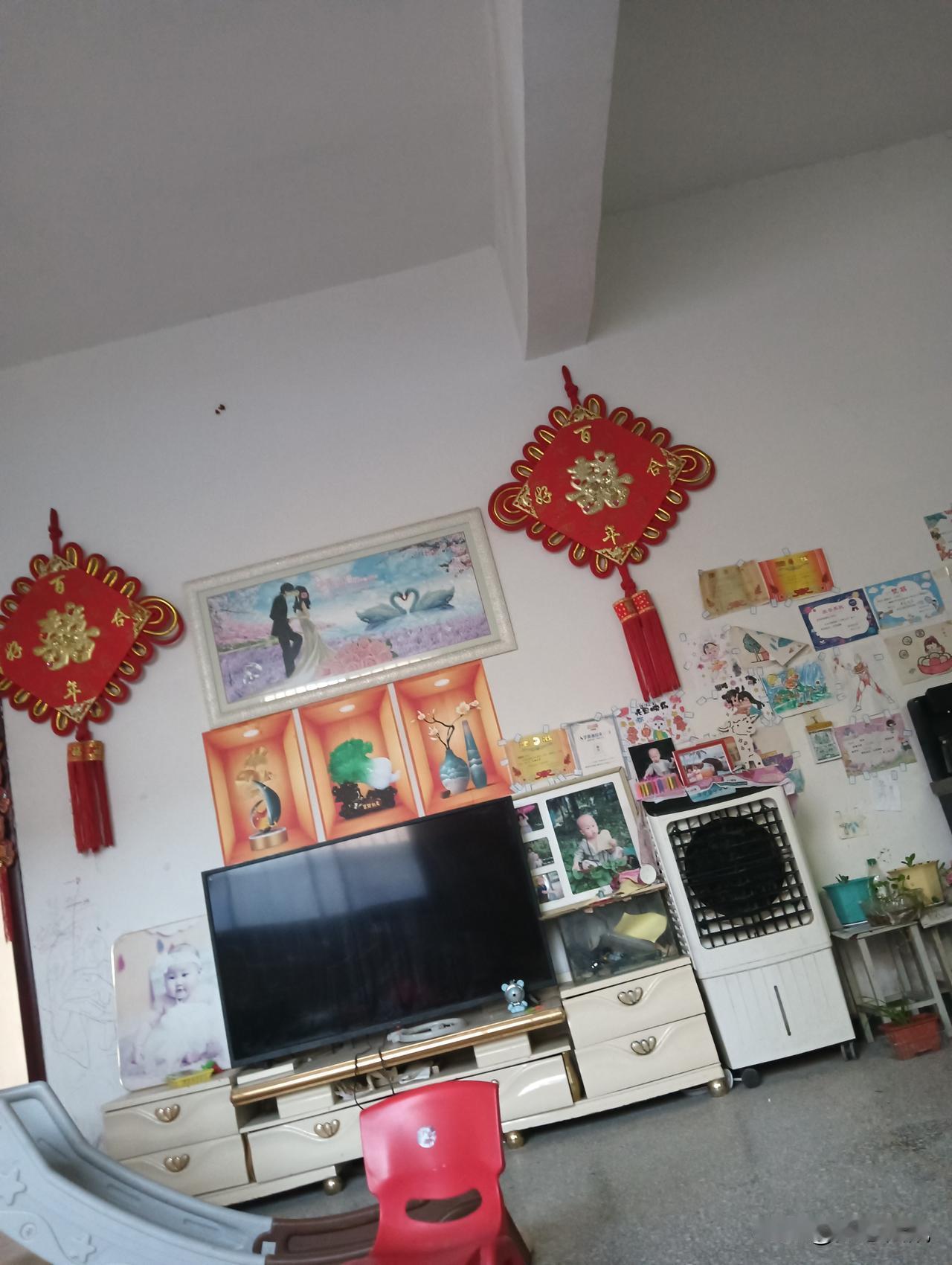看到“客厅里挂满了装饰和照片”，就想到张柏芝家的客厅。她上海住处内景曝光时，客厅