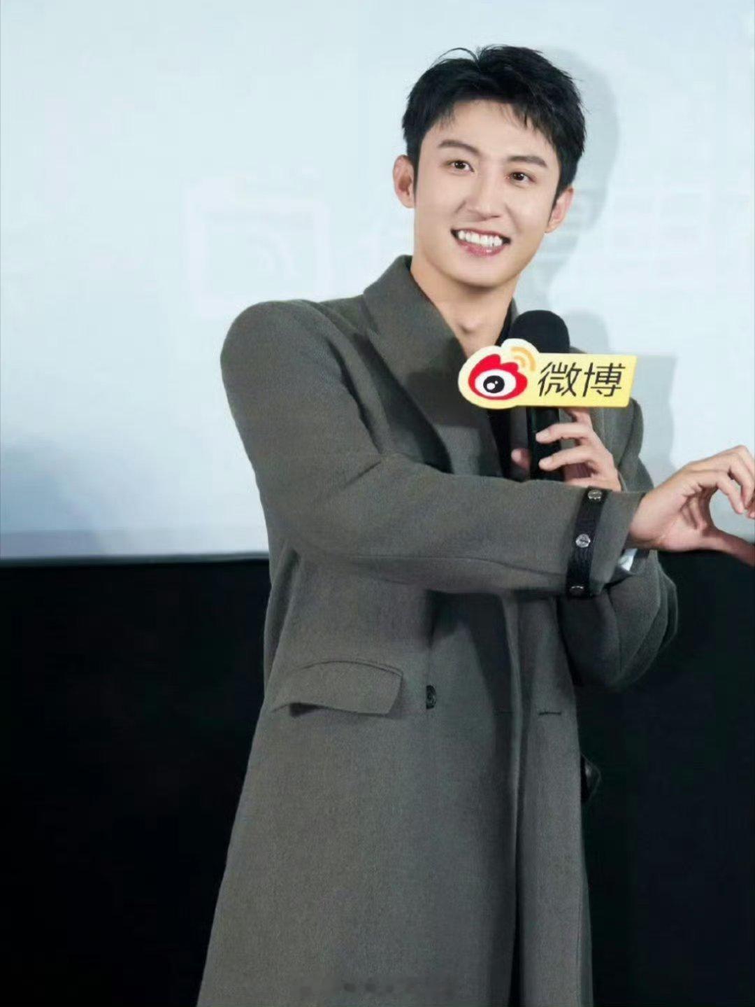刘大锤说黄景瑜好神秘一男的  你怎么看 