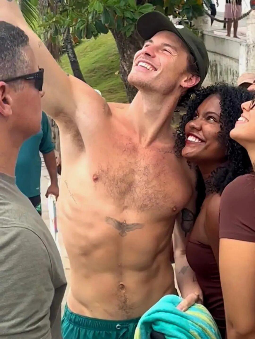 Shawn Mendes 最新照片，怎么常年保持这么低的体脂率？