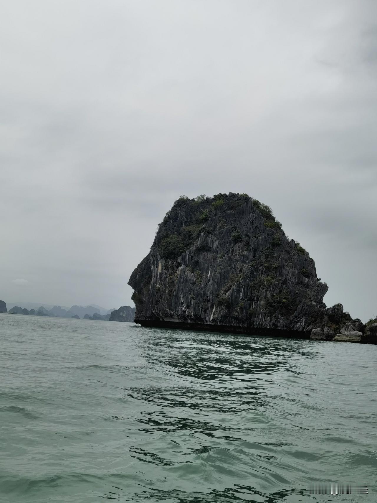 去越南旅游，下龙湾绝对是个好选择。它可是被列入世界自然遗产的地方，景色超绝。
在