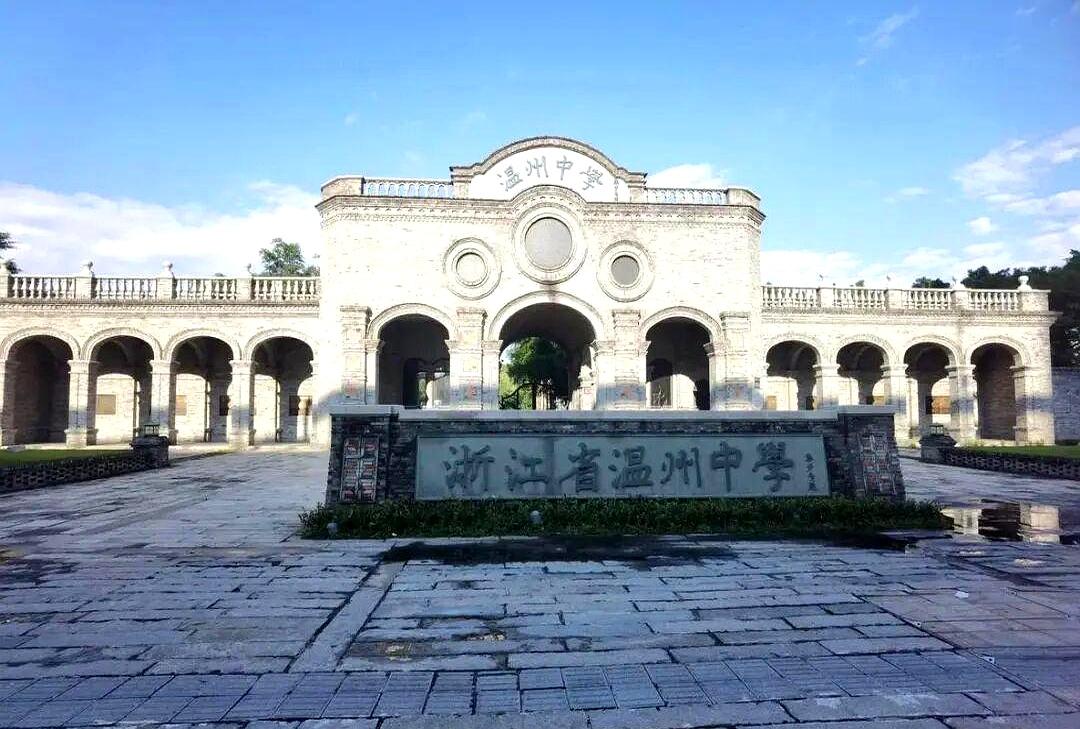 711分刷屏的那一刻，温州像被点亮了。
2026年浙江高考出分时，温州中学直接扛