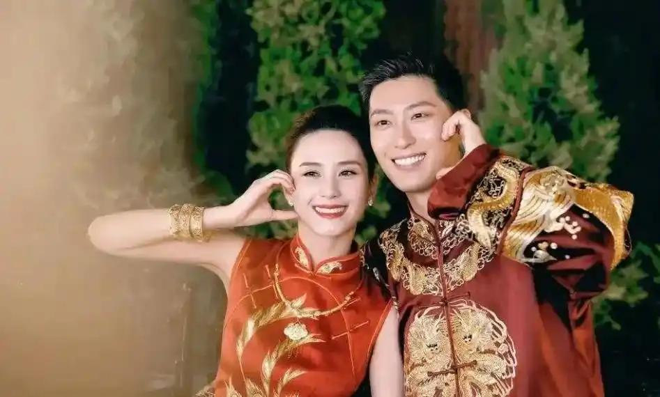 谁能料到窦骁那场刷爆朋友圈的巴厘岛婚礼，归根结底不过是一场自我感动的独角戏。
 