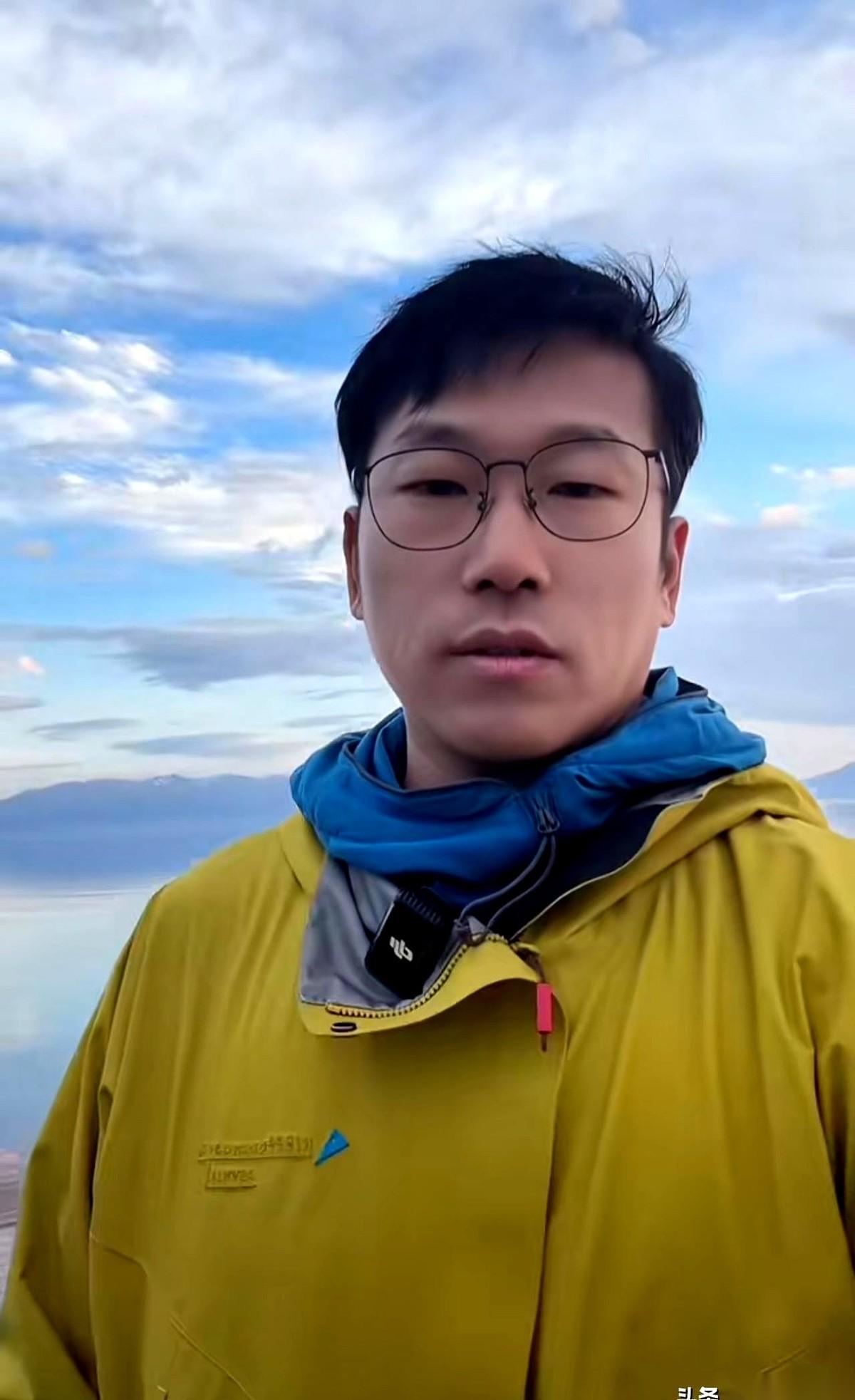 网上这两天都在传，在赛里木湖直播的主播明明“心态崩了”。点进视频，镜头里的他脸部