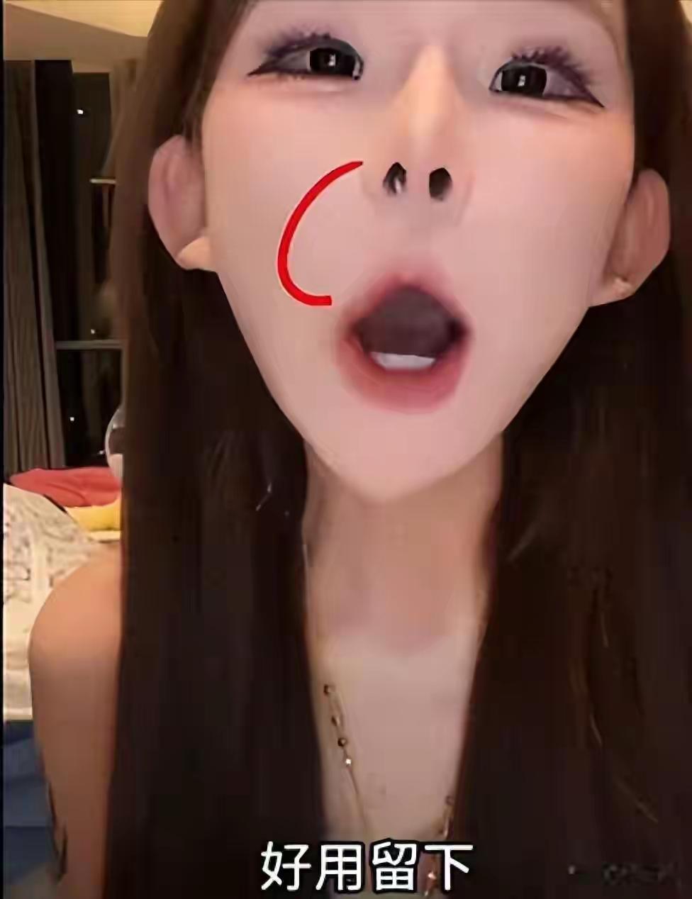 女网红自曝整容后遗症，浑身长期散发腐烂味，睡觉都能把自己臭醒。
 
网红珍妮佛梓