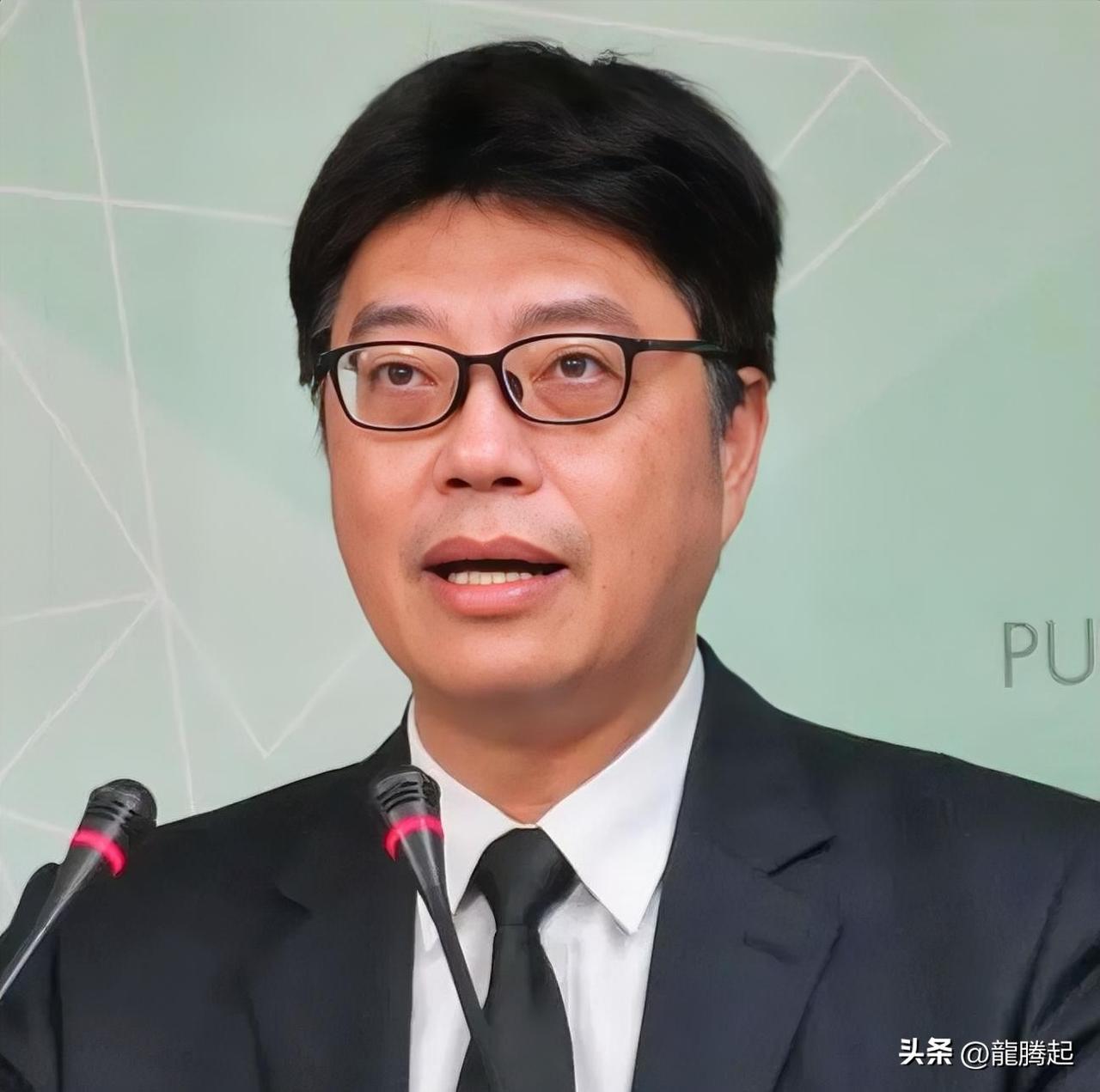 6月18日吴子嘉在《董事长开讲》直播中，痛批台湾陆委会主委邱垂正“换了屁股就换了