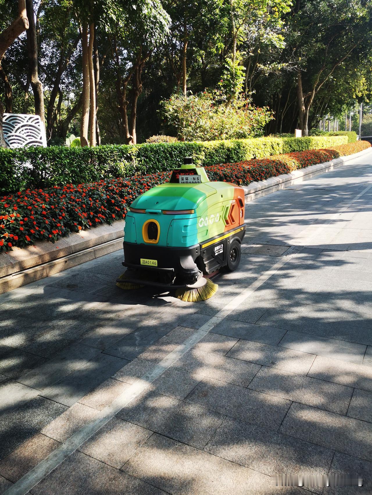 今年冬天的不同冬日暖阳下的街道——机器人清扫车保障舒适干净的路面环境。