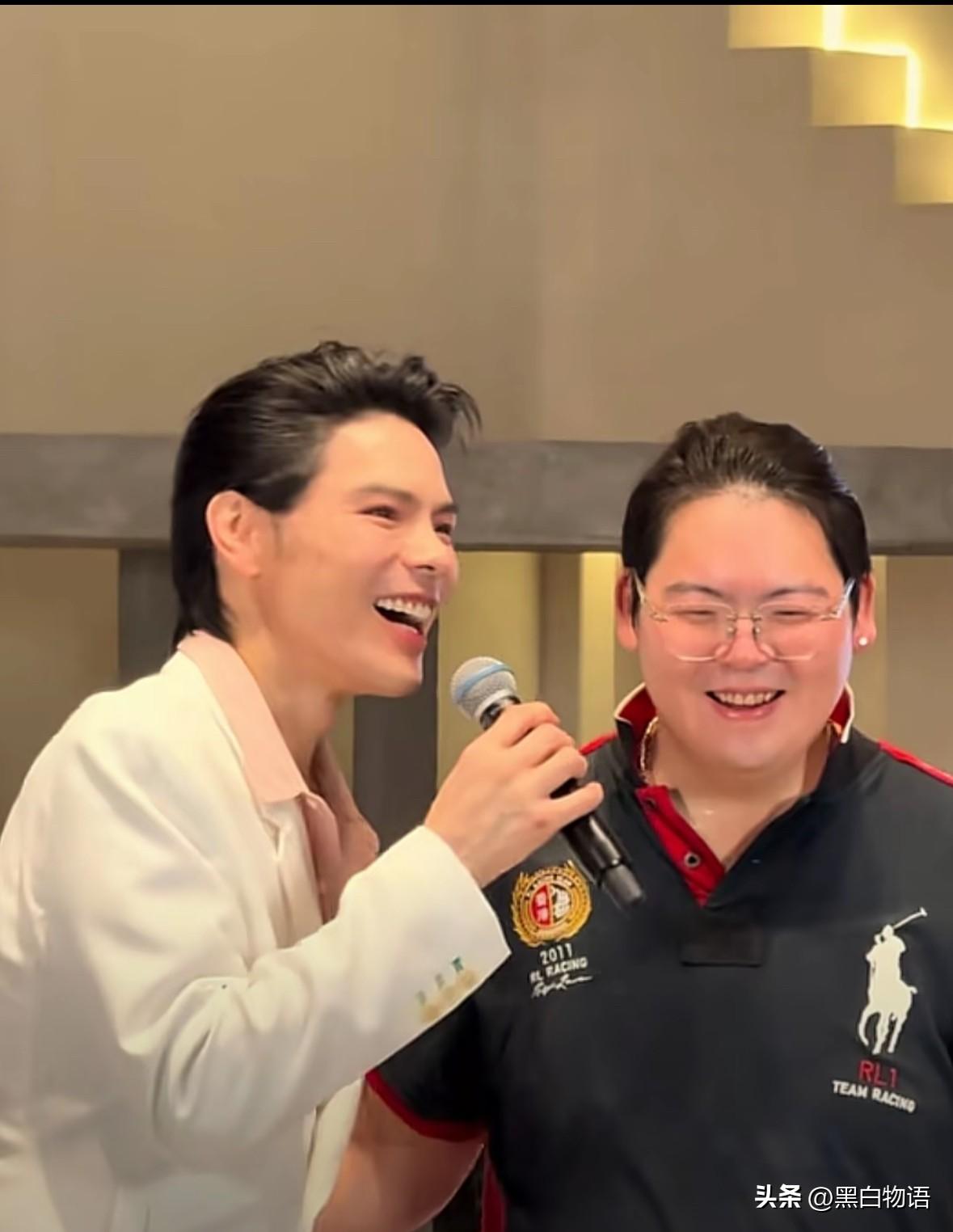 笑发财了！
有网友说向佐和向佑在一起，就是向华强和向太！
你别说向佐长的像爹，向