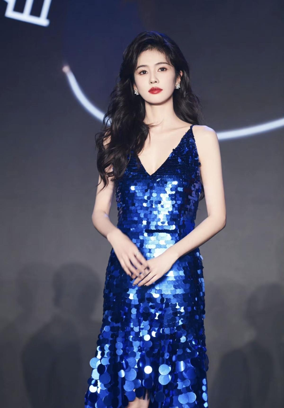 白鹿的蓝色战袍，把“贵气”两个字焊在了身上，这才是女明星该有的样子[赞]红唇与蓝