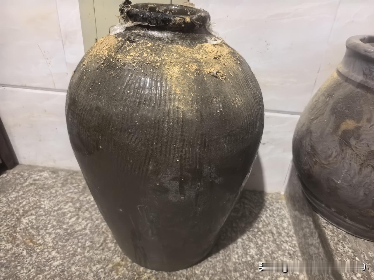今天出了一个大洋相！从小舅子那拿了一坛封存了十多年的莲子烧，酒净重约有 50 斤