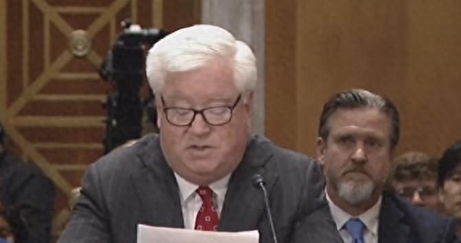 日本全网彻底炸了，美国驻日大使格拉斯开完会直接对着媒体放话，声称自己代表总统和大