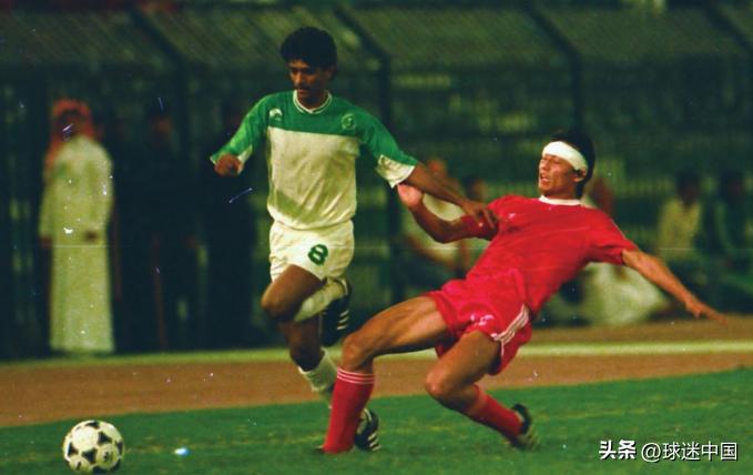 王宝山，这位1963年生于山东临沂平邑县的足坛名宿，其职业生涯的起步与辉煌，与中