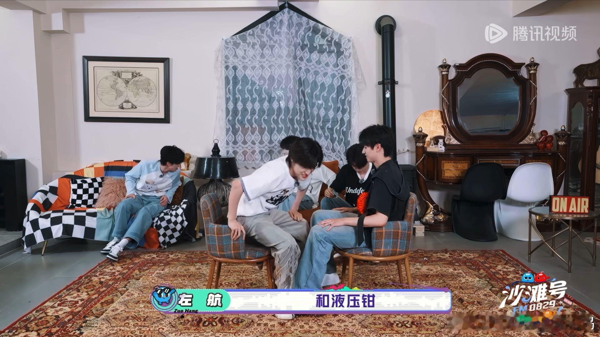朱志鑫张泽禹千斤顶和液压钳左航说朱志鑫张泽禹是千斤顶和液压钳一路向海的少年 掰腿