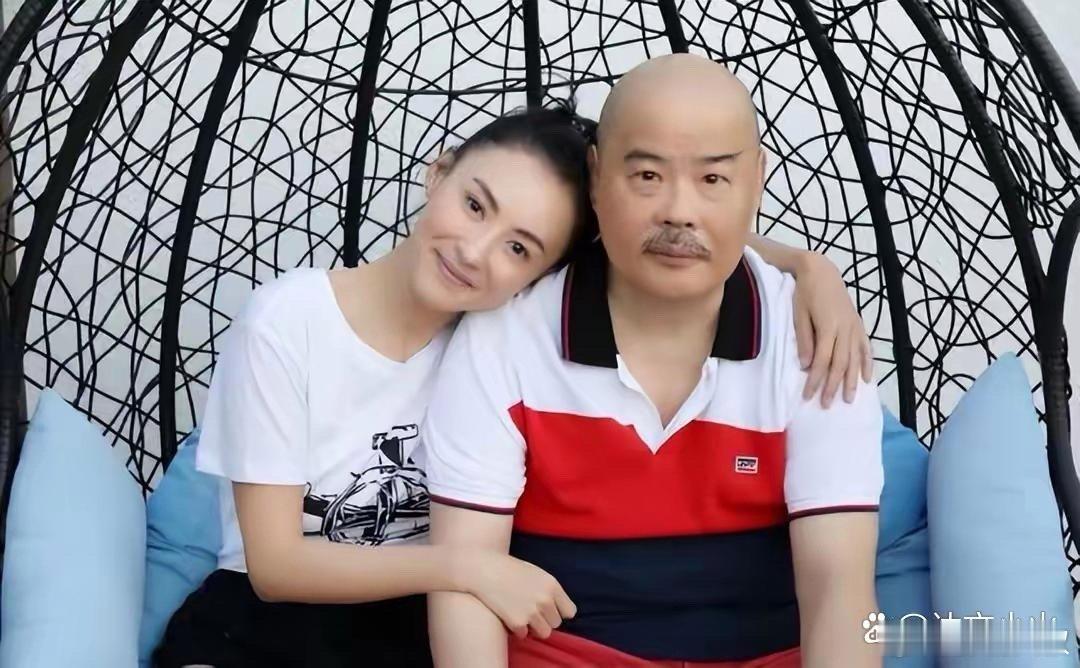 为什么胡须勇那么丑，生出张柏芝这样的大美人，隔代遗传，跟她爷爷长得好像，眉眼鼻子