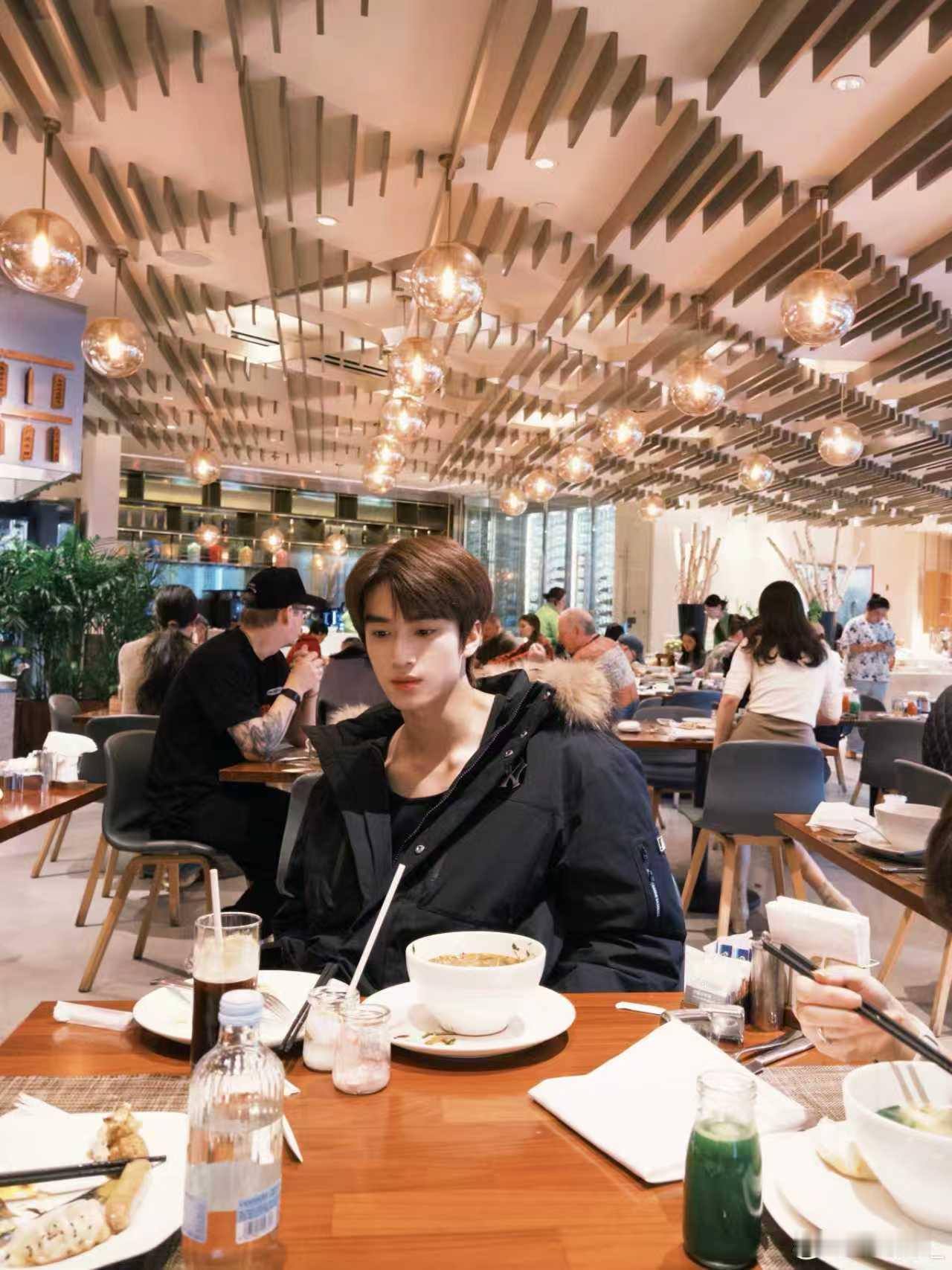 张康乐早餐随拍来啦！让我看看是谁没睡醒都这么帅， 早上好呀~ 