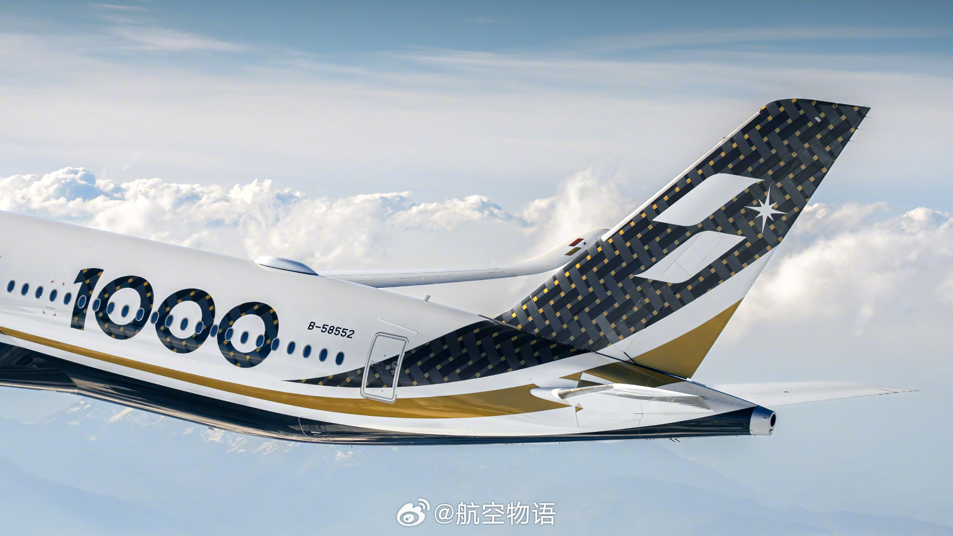 台湾星宇航空在官网更新了4张机队最新成员A350-1000的空对空摄影壁纸。这架
