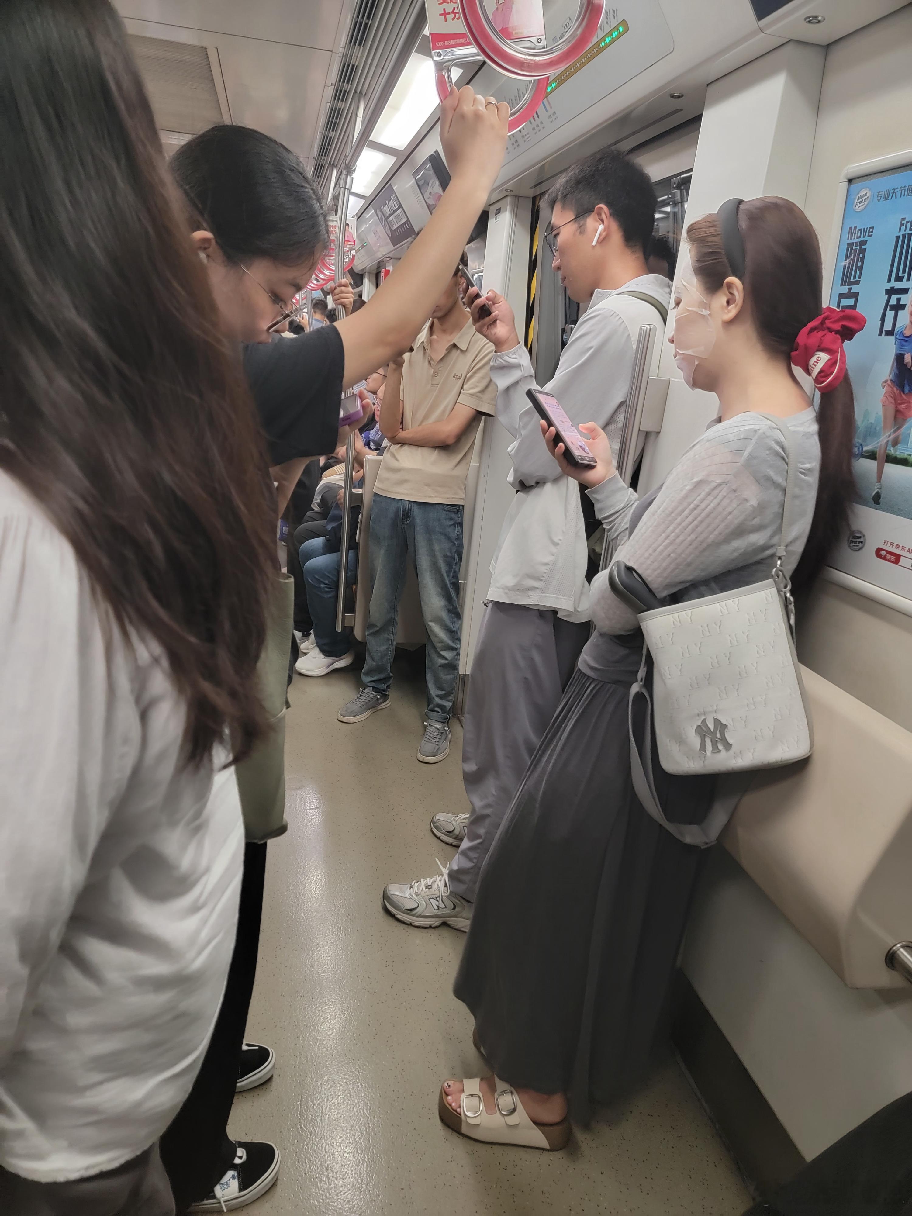 这雨下的完全打乱了生活节奏，下雨天也不能忘了补水[嘻嘻]北京今夜局地暴雨深圳暴雨