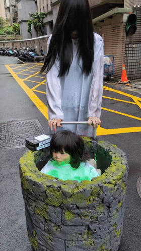 万圣节和妈妈一起cos贞子的台湾小朋友🎃最后一张图是去年万圣节她打扮成IT ​