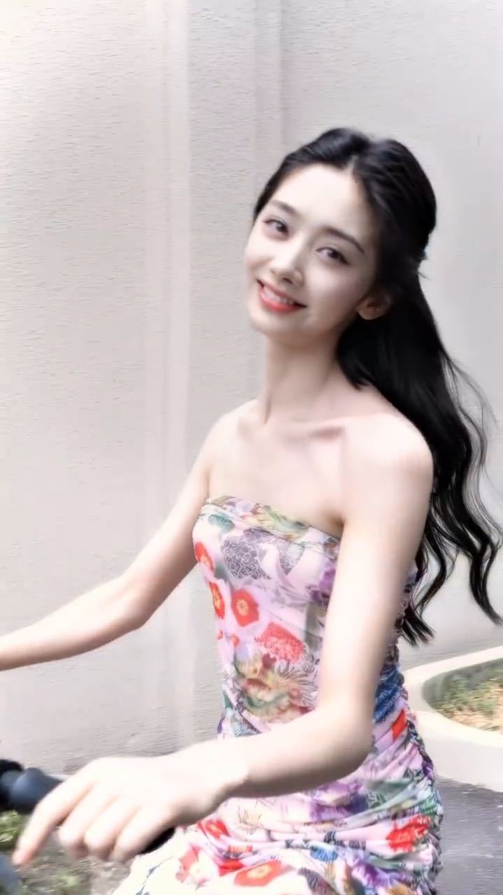 你们当中有一个王影璐很美王影璐献鱼新物料美到我心巴上了！橙色造型俏皮可爱，灵气飘
