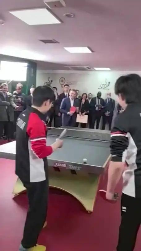 如何看待马克龙与国乒队员互动打球我觉得，马克龙这次互动挺高明，用小小的乒乓球传递