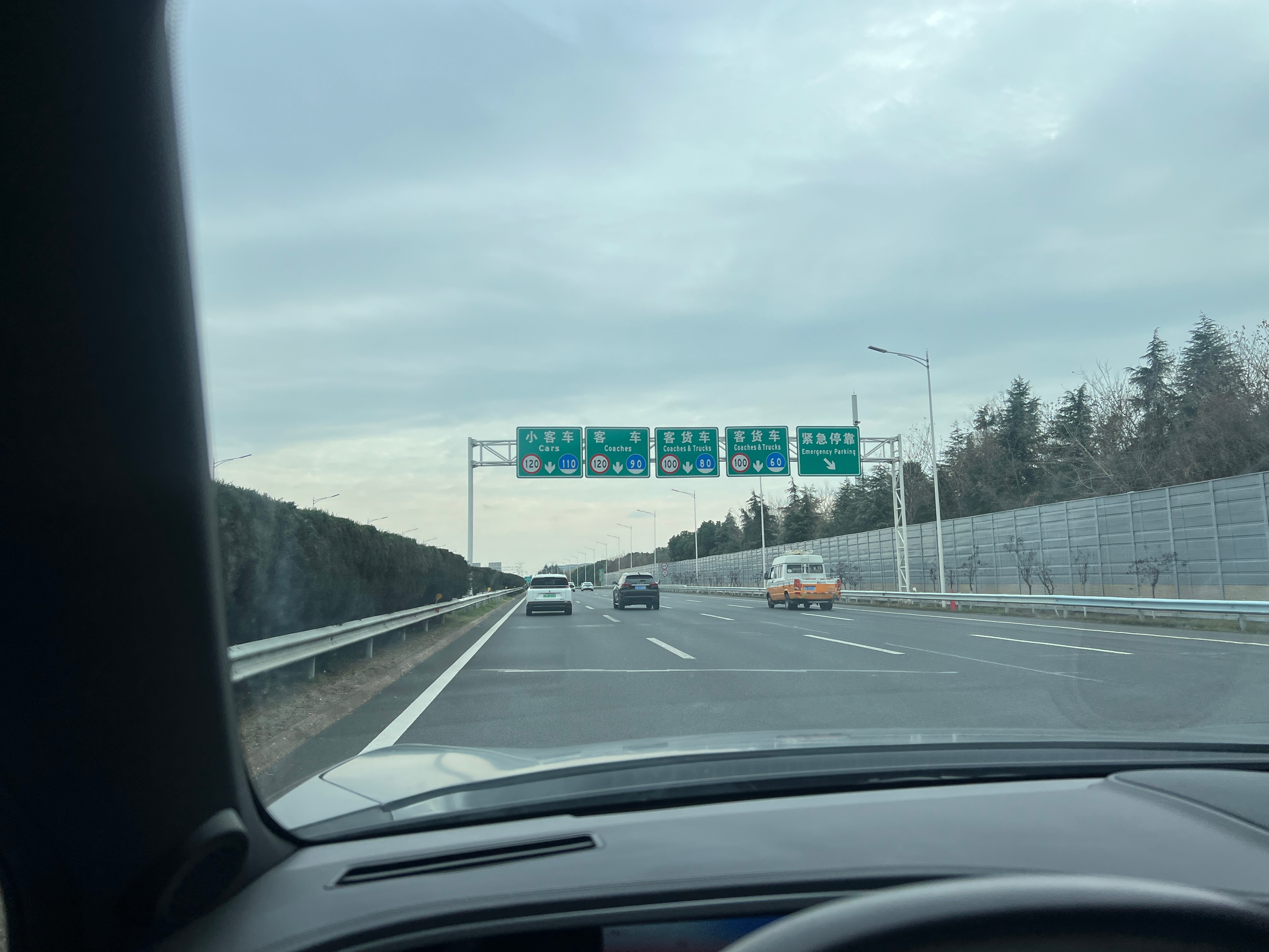 航站楼搞错了，一路小跑，到安检柜台还剩40分钟，手忙脚乱赶路中，掏出手机点了一杯