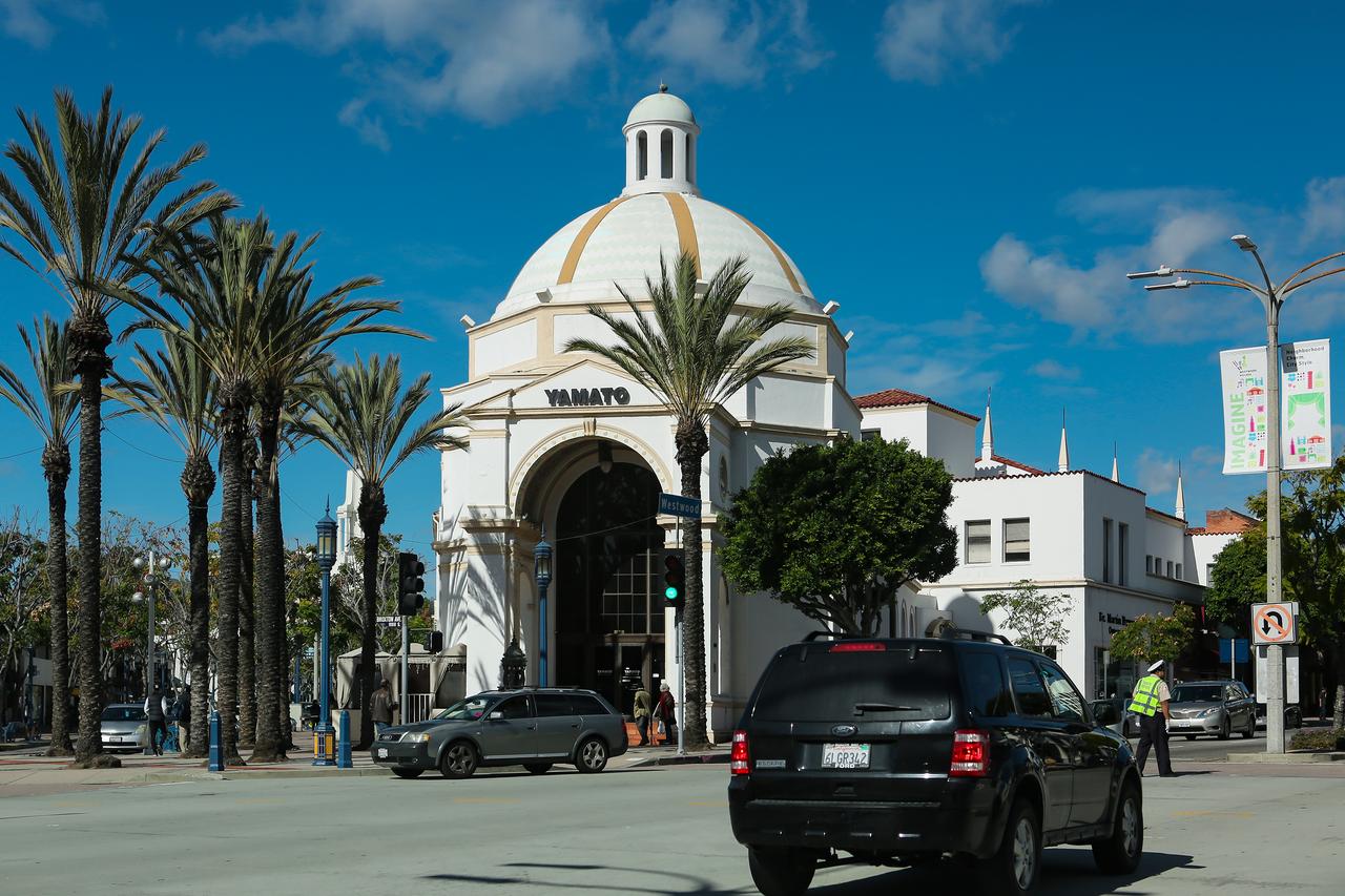 按说洛杉矶是典型的地中海气候，夏季炎热干燥，冬季气温适中，湿润多雨，和中国冬天的