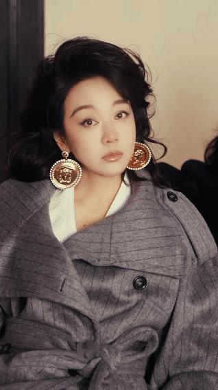 闫妮姚晨嘉人十一月刊封面 20年后佟湘玉与郭芙蓉再度合体，共同登上《嘉人》十一月